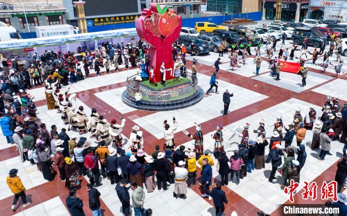 圖為“極地那曲 天際之旅”2023西藏那曲“中國旅游日”音樂美食嘉年華活動(dòng)現(xiàn)場?！∧乔形幕吐糜尉止﹫D