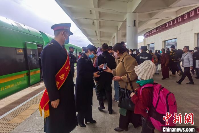日喀則火車站工作人員引導(dǎo)乘客乘坐高原復(fù)興號(hào)?！《飞降?攝