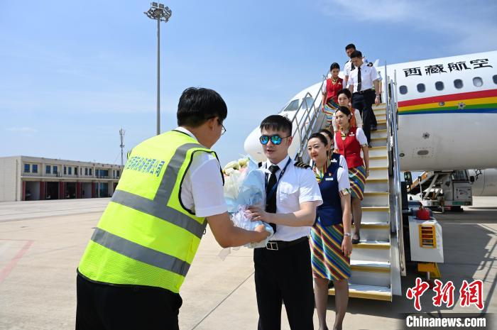 圖為機組順利抵達后獲贈祝賀。　趙朗 攝