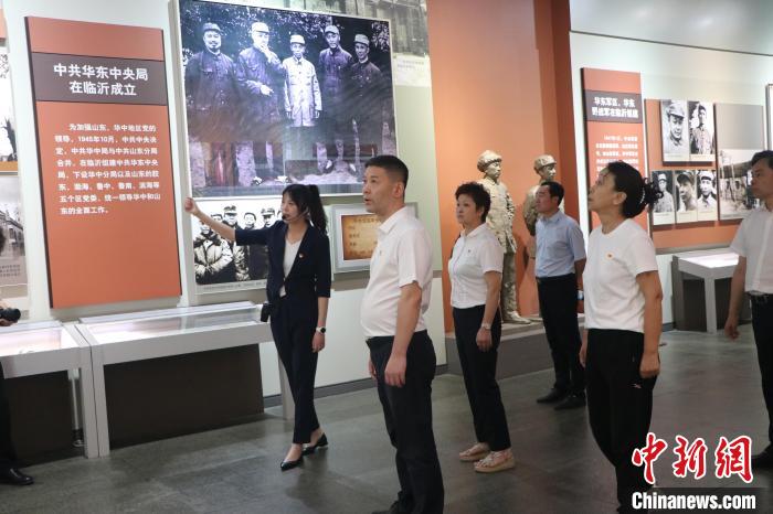 圖為西藏航空一行在臨沂市沂蒙革命紀念館開展主題教育活動。　姜博 攝