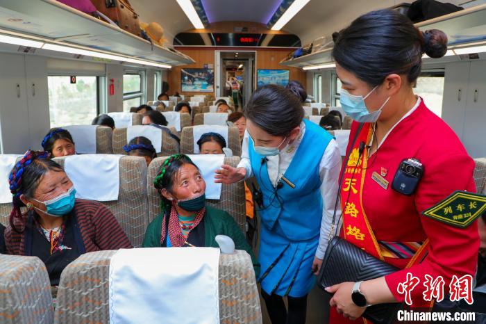 農(nóng)牧民乘坐高原復(fù)興號動車組出行。　周悅翔 攝