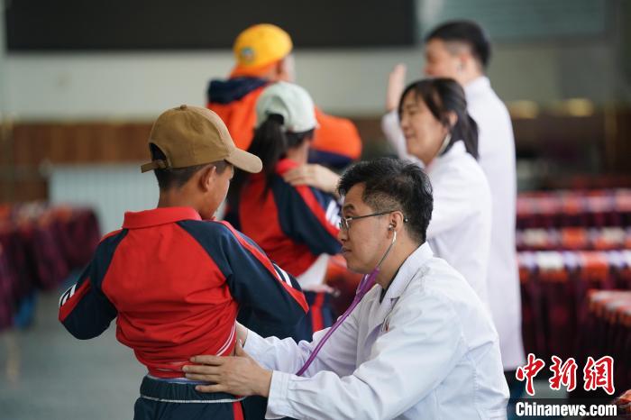 6月26日，西藏日喀則特校的孩子參加先心病篩查。　蘇丹 攝
