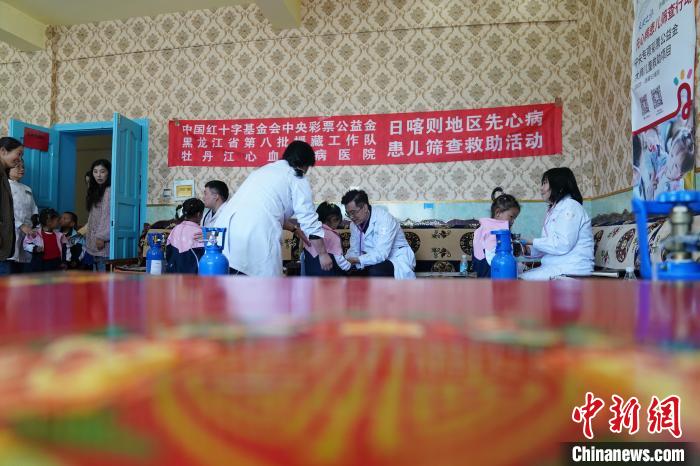 6月27日，西藏康馬縣雙語幼兒園的孩子參加先心病篩查?！√K丹 攝