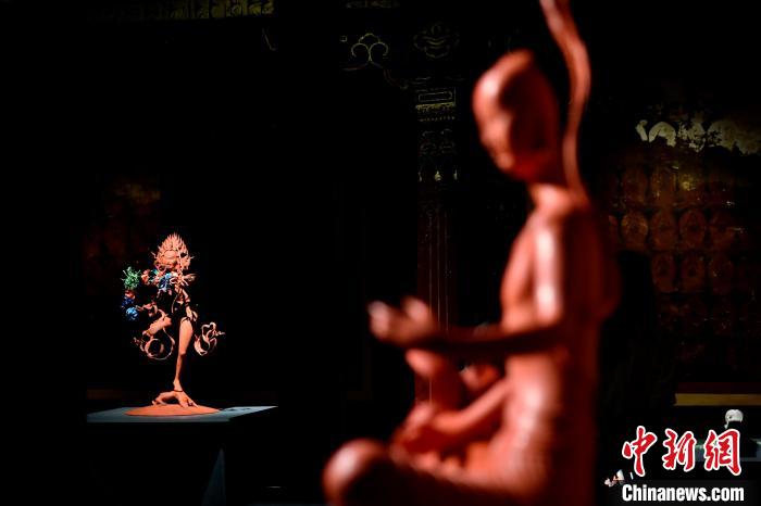 圖為展覽中圍繞西藏歷史與傳統(tǒng)創(chuàng)作的雕塑作品?！±盍?攝