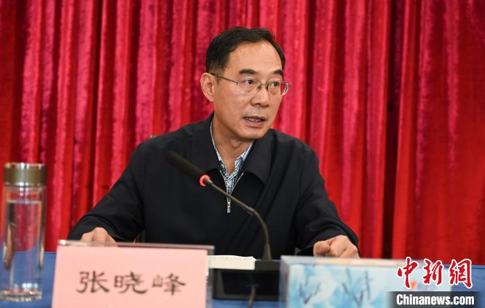 圖為西藏自治區(qū)黨委宣傳部副部長、西藏廣播電視臺(tái)黨組書記張曉峰致辭?！≮w朗 攝