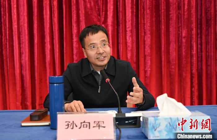 圖為西藏自治區(qū)黨委宣傳部副部長、自治區(qū)社科院黨組書記孫向軍主持活動(dòng)?！≮w朗 攝