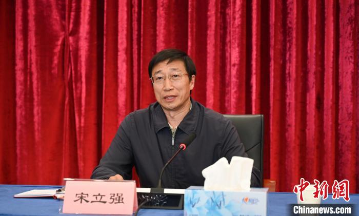 圖為西藏自治區(qū)黨委組織部副部長、第十批援藏干部人才總領(lǐng)隊(duì)宋立強(qiáng)致辭。