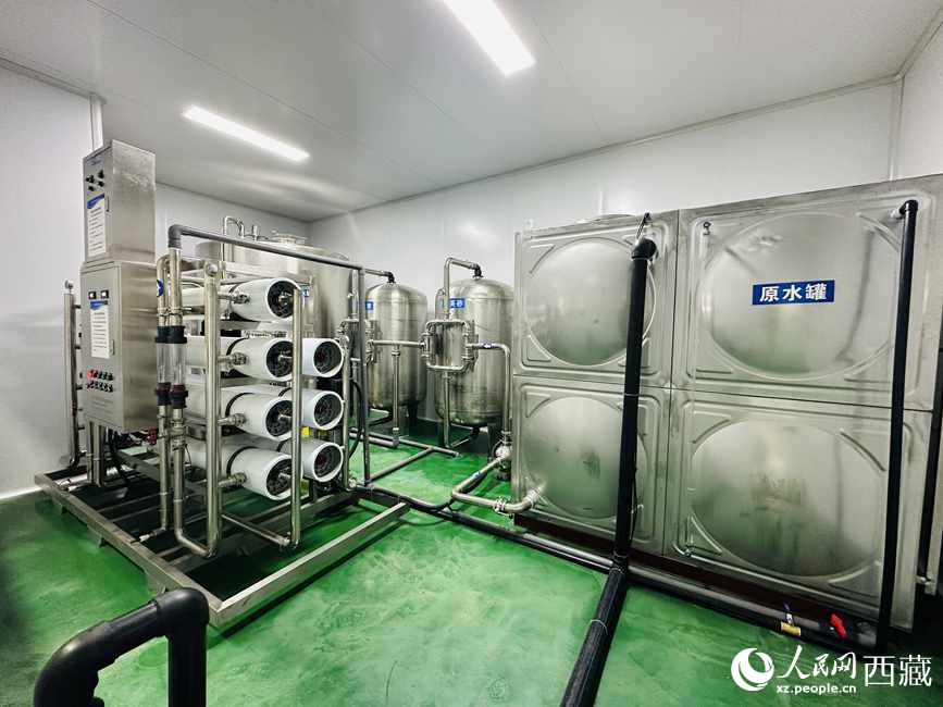 “色達牙泉”礦泉水（桶裝水）生產(chǎn)加工基地。人民網(wǎng)記者 次仁羅布攝