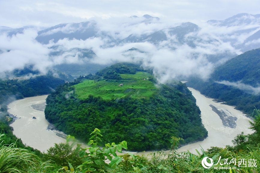 云海里的果果塘大拐彎。人民網(wǎng) 李海霞攝
