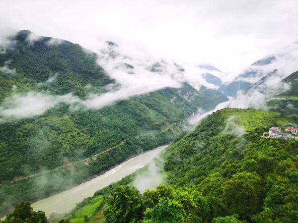 幾代建設(shè)者，歷經(jīng)半個(gè)多世紀(jì)完成！這是一條怎樣的公路？