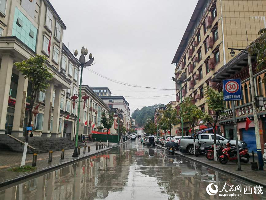 如今的墨脫縣城一應(yīng)俱全。人民網(wǎng) 李海霞攝