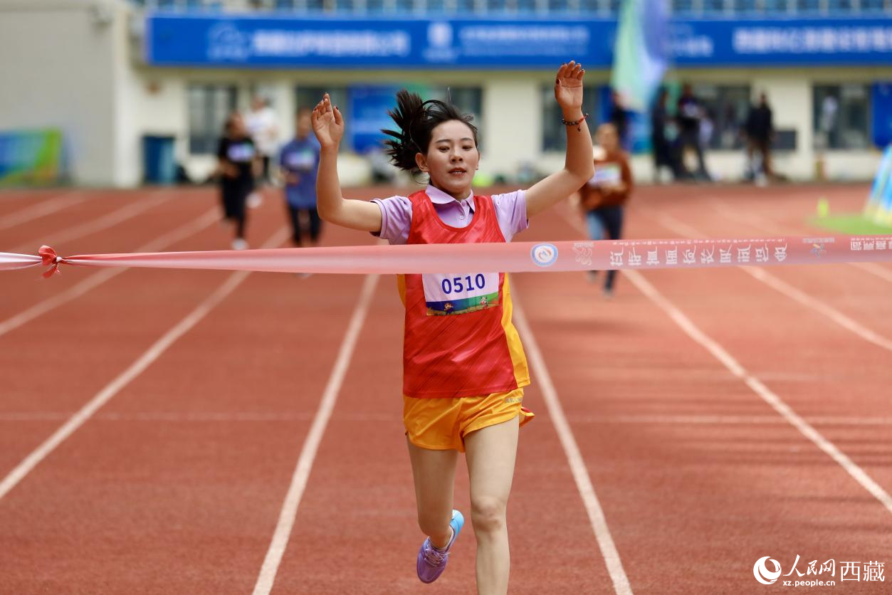 女子400米競速賽實(shí)況。