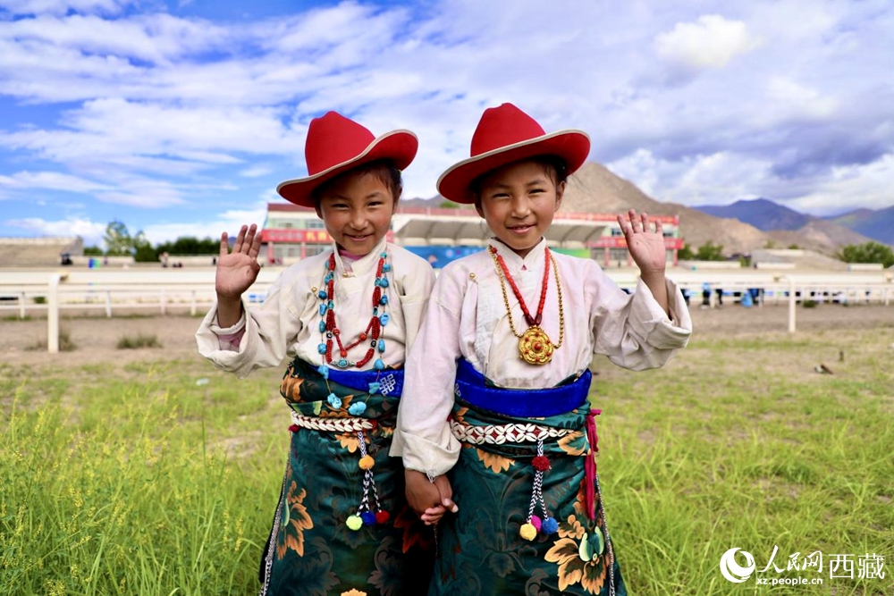 比賽現(xiàn)場外身著民族服飾的藏族小女孩兒。