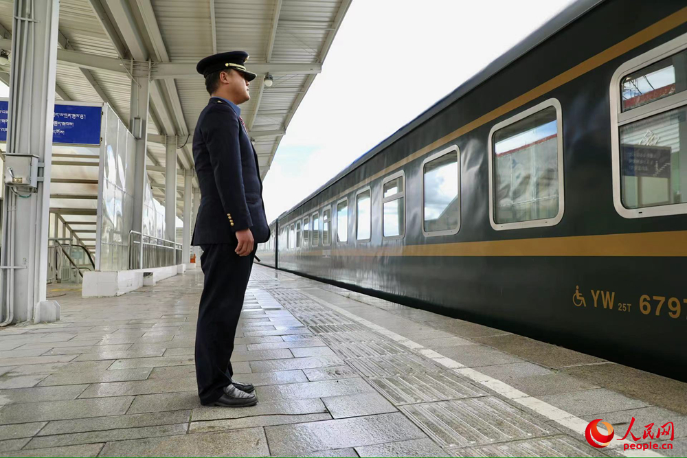 即將開往上海的列車。人民網(wǎng)記者 次仁羅布攝