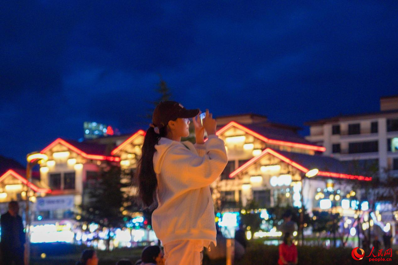 居民在西藏林芝市民族團(tuán)結(jié)廣場(chǎng)上拍照。人民網(wǎng)記者 趙晨攝