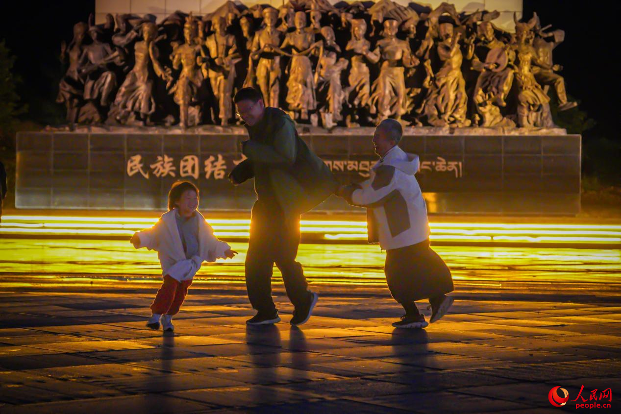 居民在西藏林芝市民族團(tuán)結(jié)廣場(chǎng)上玩耍。人民網(wǎng)記者 趙晨攝