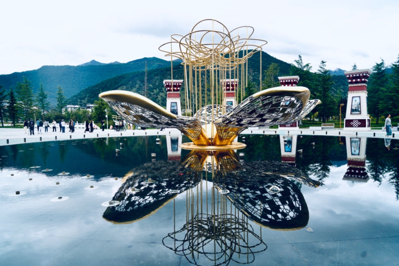 工布公園里的桃花主題雕塑——萬樹桃花。人民網(wǎng)記者 益西康珠攝