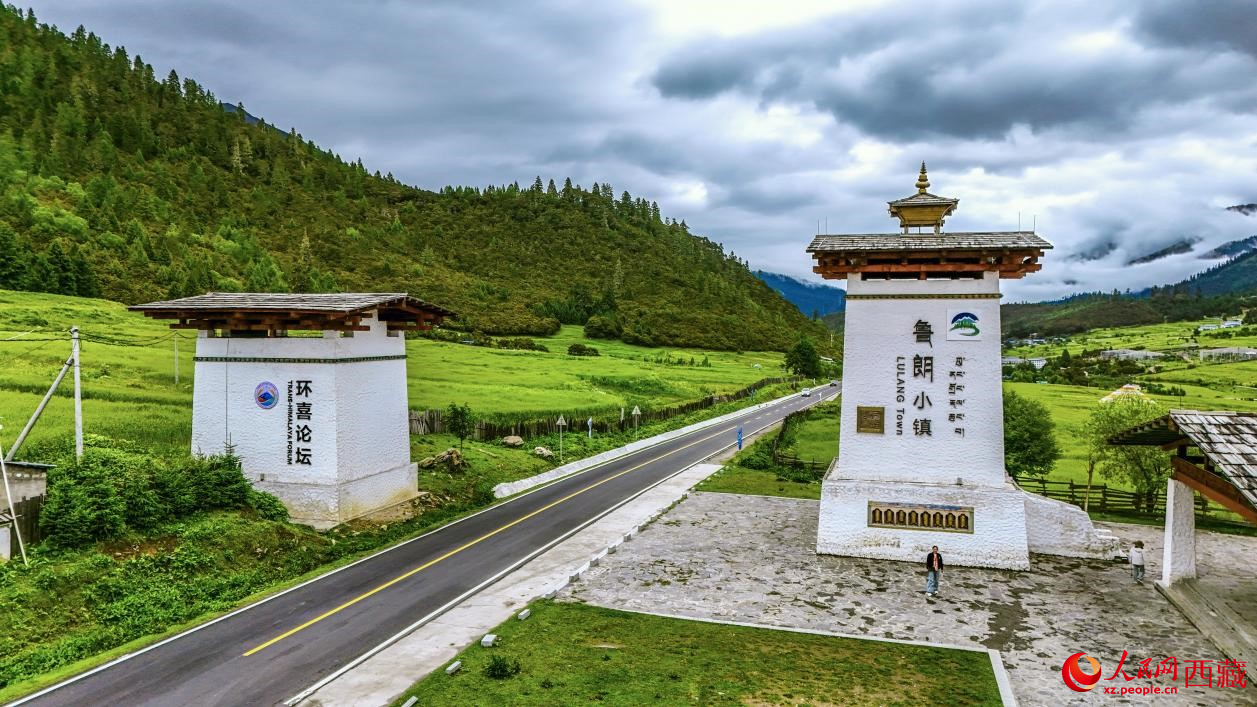 圖為魯朗小鎮(zhèn)一角。人民網(wǎng)記者 次仁羅布攝