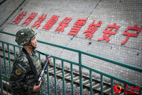 武警西藏總隊拉薩支隊執(zhí)勤八大隊官兵在鐵路旁執(zhí)勤。支翔宇 攝