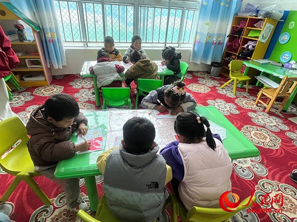 拉多村一所現(xiàn)代化幼兒園小班孩子們正在繪畫。張敏穎 攝