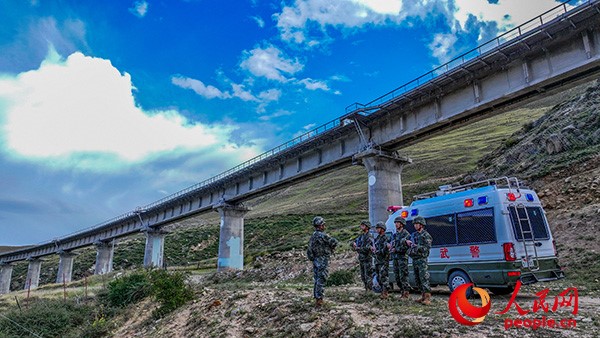 武警西藏總隊拉薩支隊執(zhí)勤八大隊官兵進行護路演練以應(yīng)對突發(fā)情況。張磊 攝