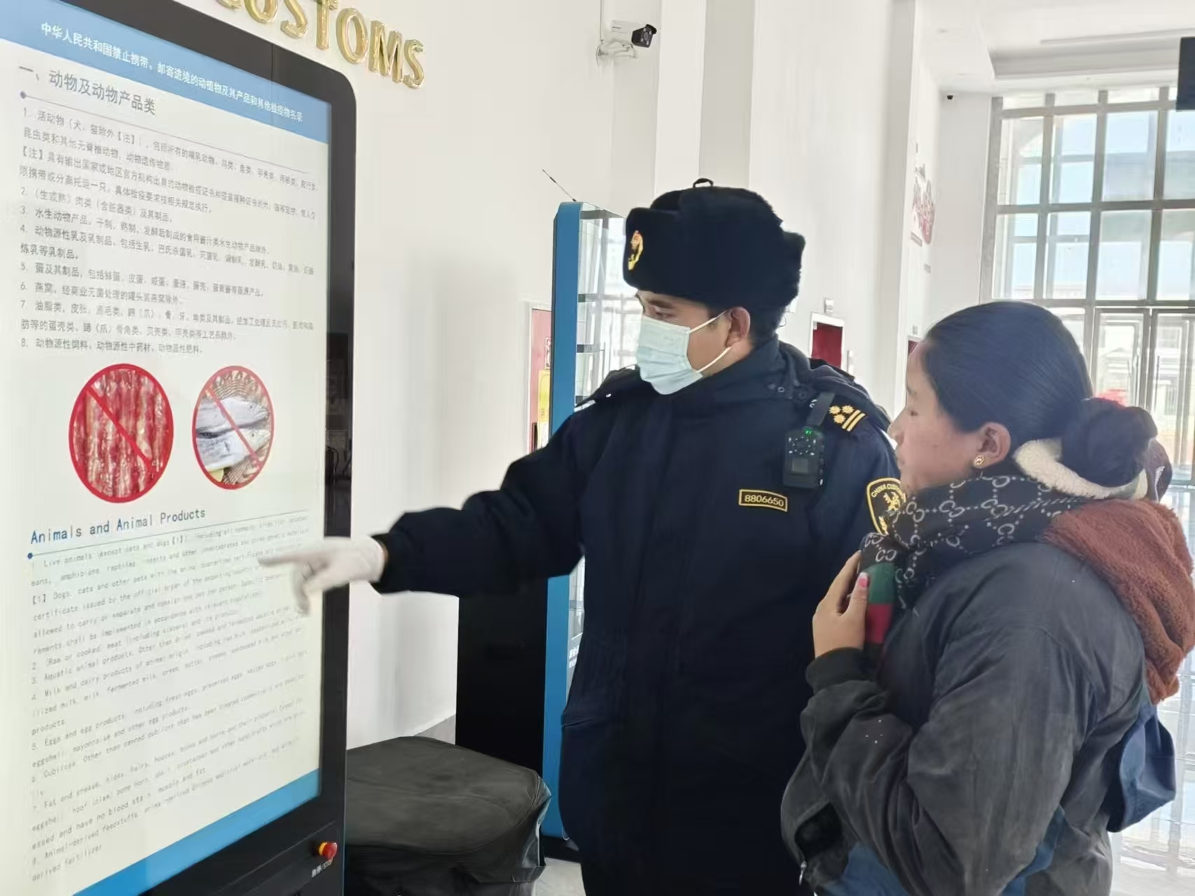 海關(guān)關(guān)員對(duì)入境邊民進(jìn)行禁止攜帶、郵寄進(jìn)境動(dòng)植物及其產(chǎn)品解讀。次旺久美攝