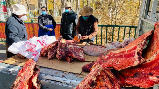 圖為市民正在買牛肉，本報記者 格桑倫珠攝(3737723)-20221201105107(1).jpg