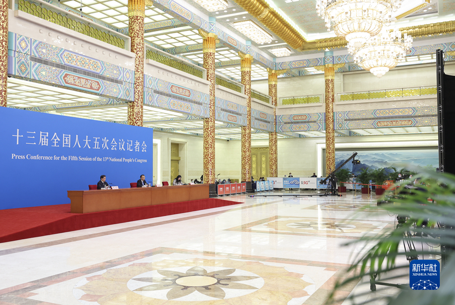 李克強(qiáng)總理出席記者會并回答中外記者提問