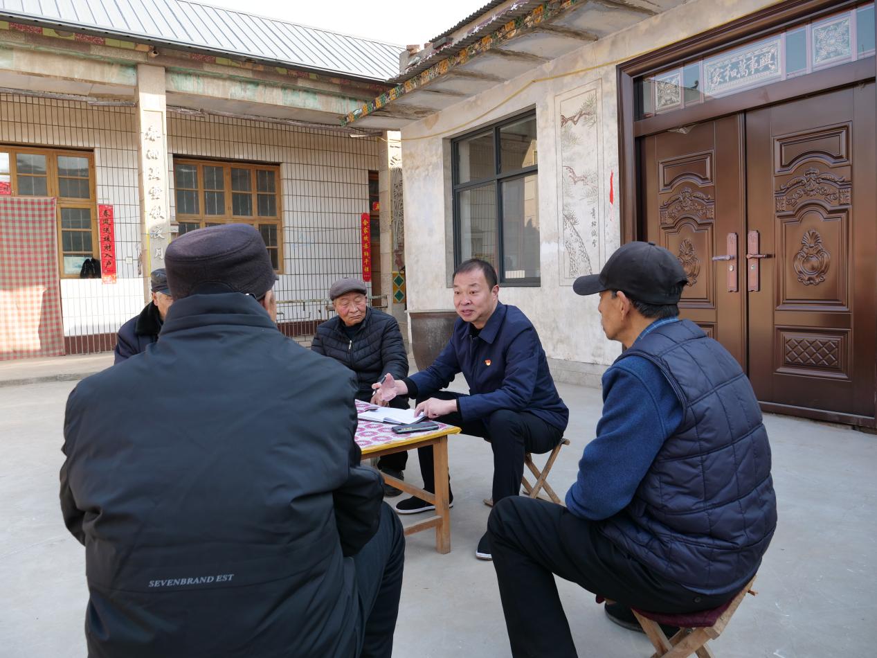 2023年全國兩會前夕，全國人大代表、廣平縣后南陽堡村黨支部書記王建廣和村民座談。（受訪者供圖）