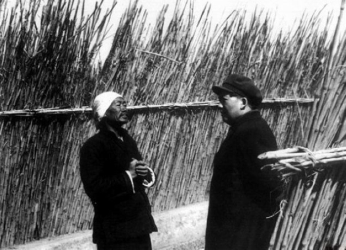 1952年，毛主席在北京近郊訪問農(nóng)民。