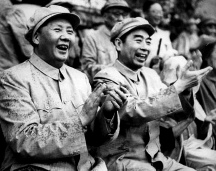 1952年，毛主席在北京與周總理冒雨觀看解放軍體育比賽。