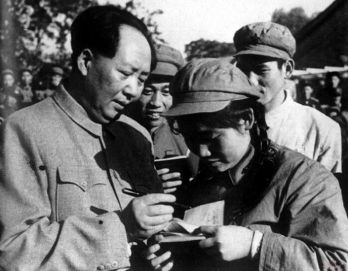 1952年，毛澤東為志愿軍歸國代表團文藝戰(zhàn)士代表謝秀民簽名留念。