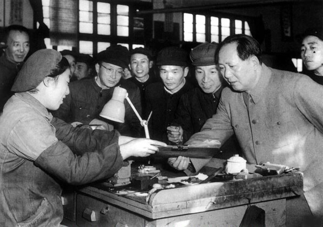 1956年，毛澤東視察南京無線電廠。