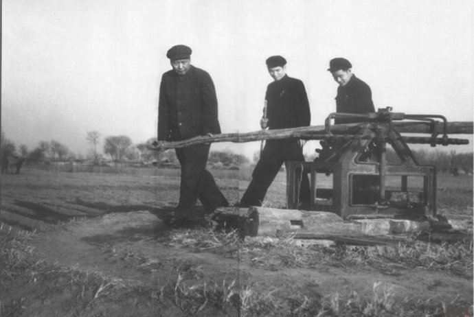 1954年，毛澤東在順義縣農(nóng)村視察。