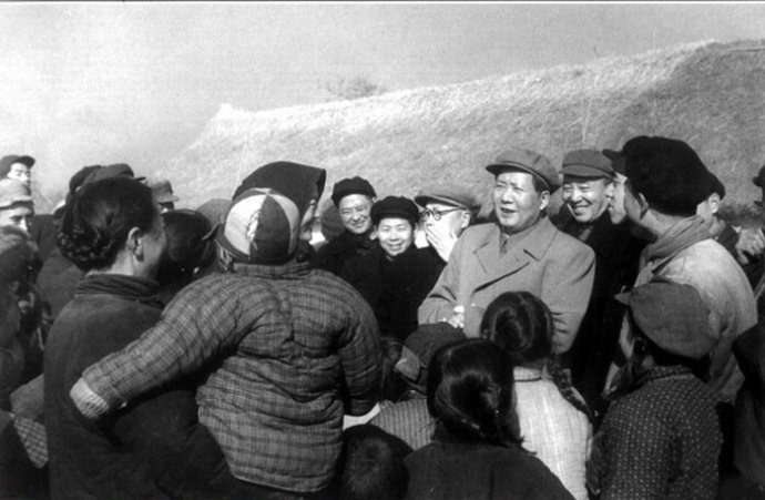 1955年，毛澤東在南京郊區(qū)饒辰鄉(xiāng)十月農(nóng)業(yè)合作社和群眾交談。