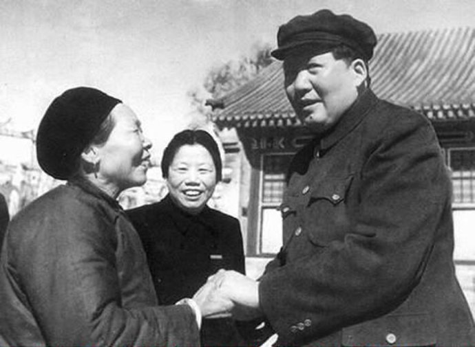 1954年，毛澤東接見抗美援朝英雄黃繼光的母親鄧芳芝。