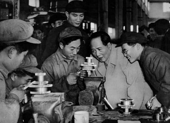 1956年，毛主席在天津視察工廠。