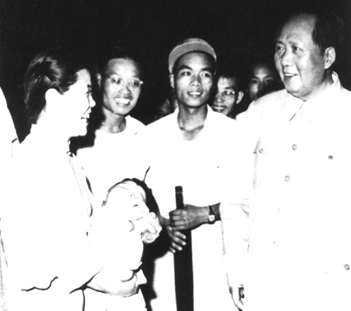 1957年，毛主席在湖北武漢長江大橋上與群眾交談。