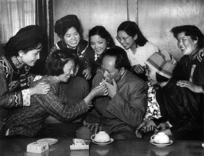 1957年，毛澤東和中國新民主主義青年團第三次全國代表大會的“三大”代表在一起。攝影：洪克