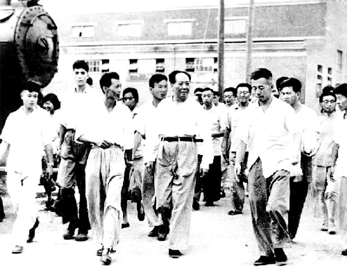 1958年，毛主席在湖北視察武漢重型機床廠。