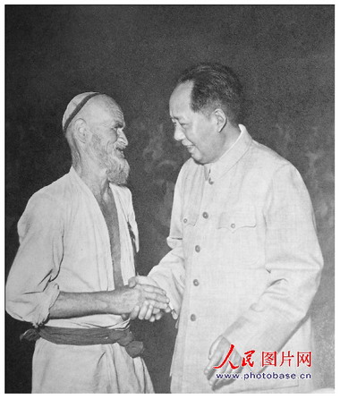 1958年，毛澤東和維吾爾族老人庫爾班·吐魯木親切握手。