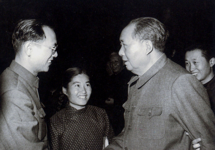 1965年，毛主席在北京與生物化學家彭加木親切握手交談。攝影：錢嗣杰