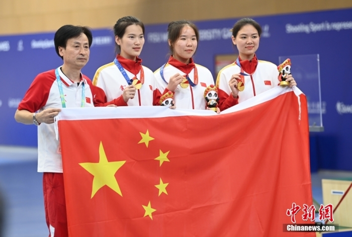 8月1日，第31屆世界大學(xué)生夏季運(yùn)動會女子25米手槍團(tuán)體決賽在四川成都舉行，中國隊(duì)獲得冠軍。圖為中國隊(duì)選手熊亞瑄(左二)、林雅茜(右二)、王珂怡(右一)等站在領(lǐng)獎臺上合影。<a target='_blank' href='/'><p  align=