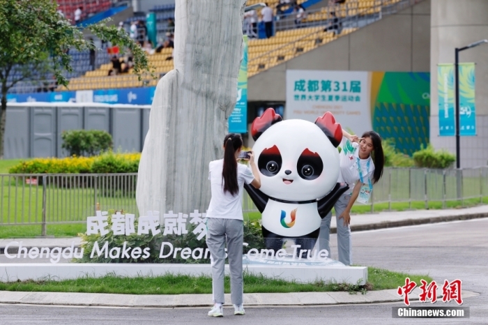 志愿者在比賽場館外與吉祥物景觀合影。<a target='_blank' href='/'><p  align=